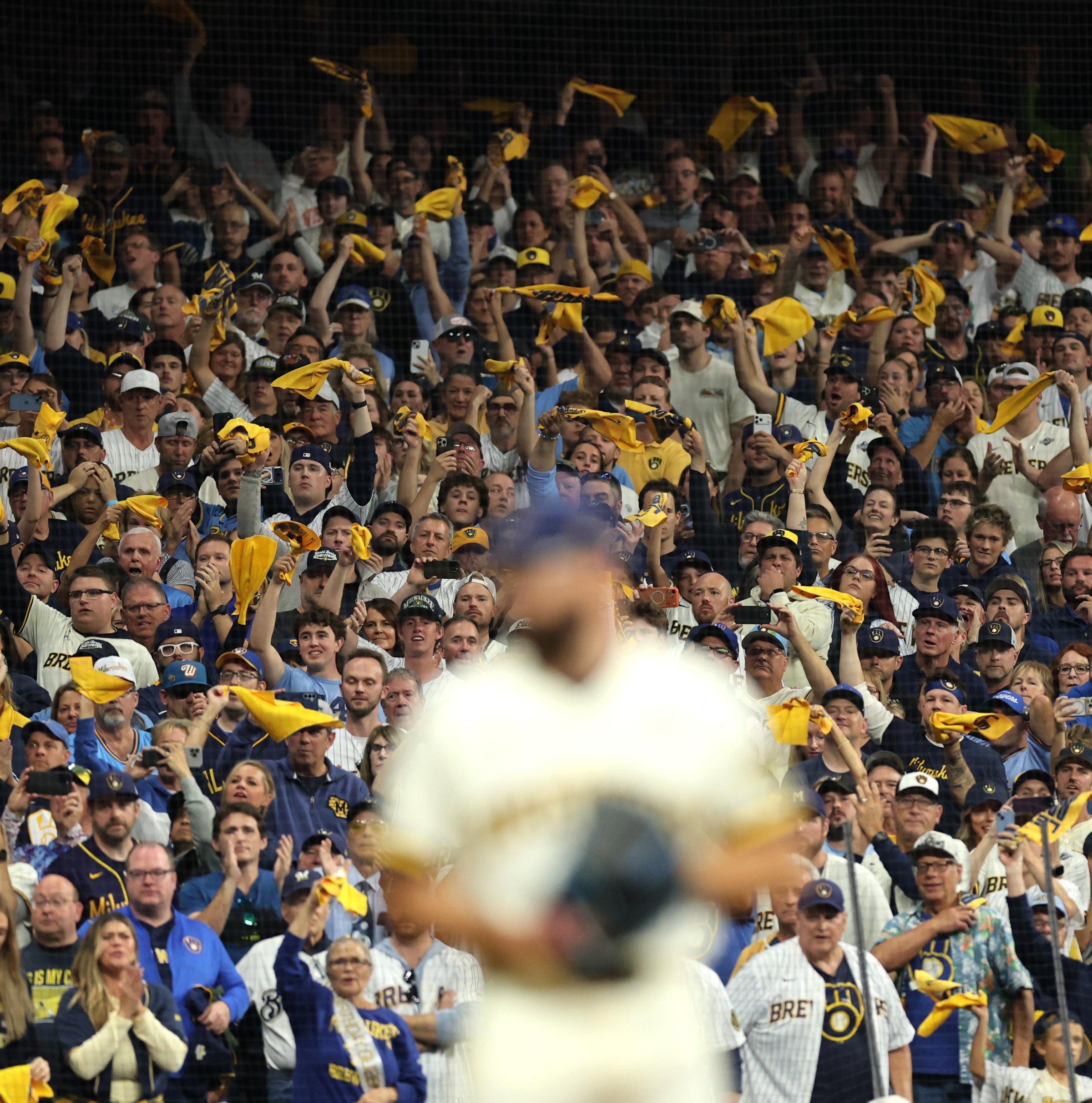 Cầu thủ MLB ăn mừng trên sân