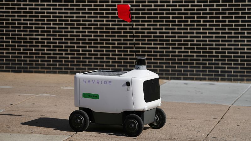 Giáo sư về hưu bị bắt vì chặn robot giao hàng: "Tôi sẽ làm lại"